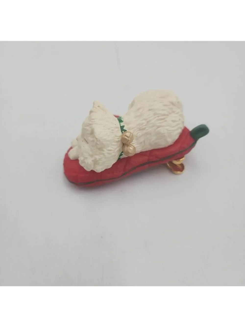 Vintage Hallmark Keepsake Ornament White Cat Naps Clip On red Potholder #2 1995